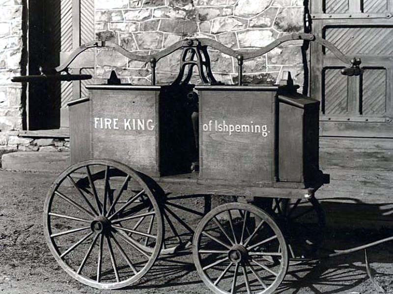 1700 s hand pumper photograph