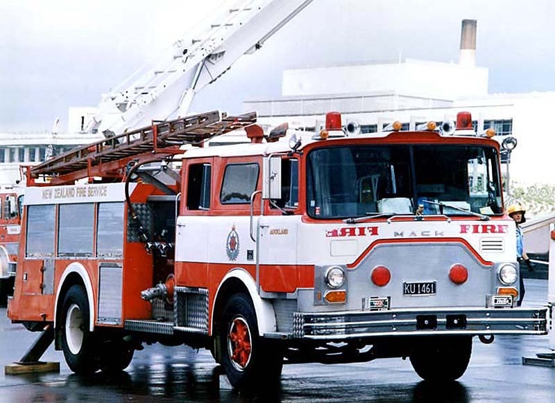 1982 mack  2  2